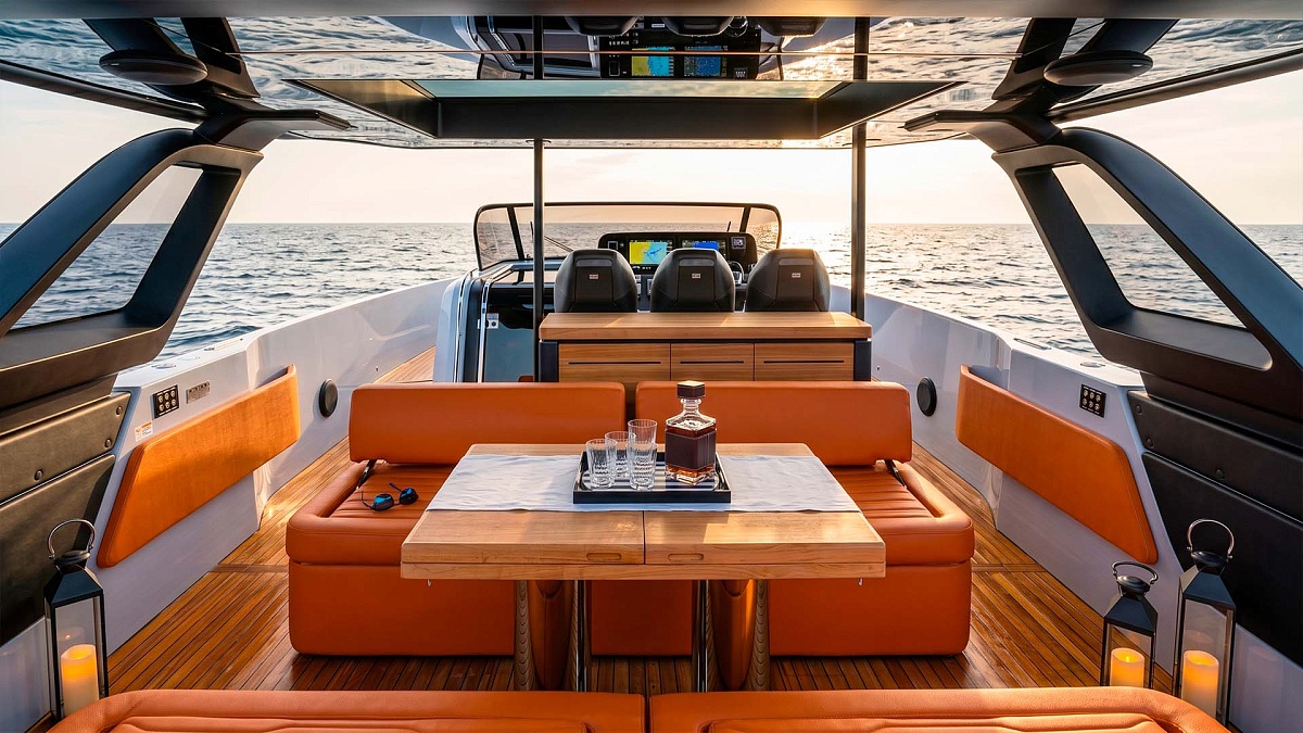 Аренда Cranchi A46 Luxury Tender на Сардинии - диван и лежаки на носу - диваны и стол в кокпите